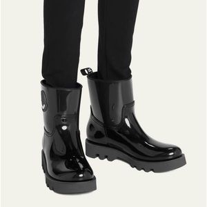 Moncler "Ginette" shiny, waterproof PVC rubber rain boots. PREOWNED, Like new.